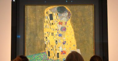 Visitors admire &quot;The Kiss&quot; painting in the Belvedere museum, Vienna, Austria, March 11, 2024. (Shutterstock Photo)