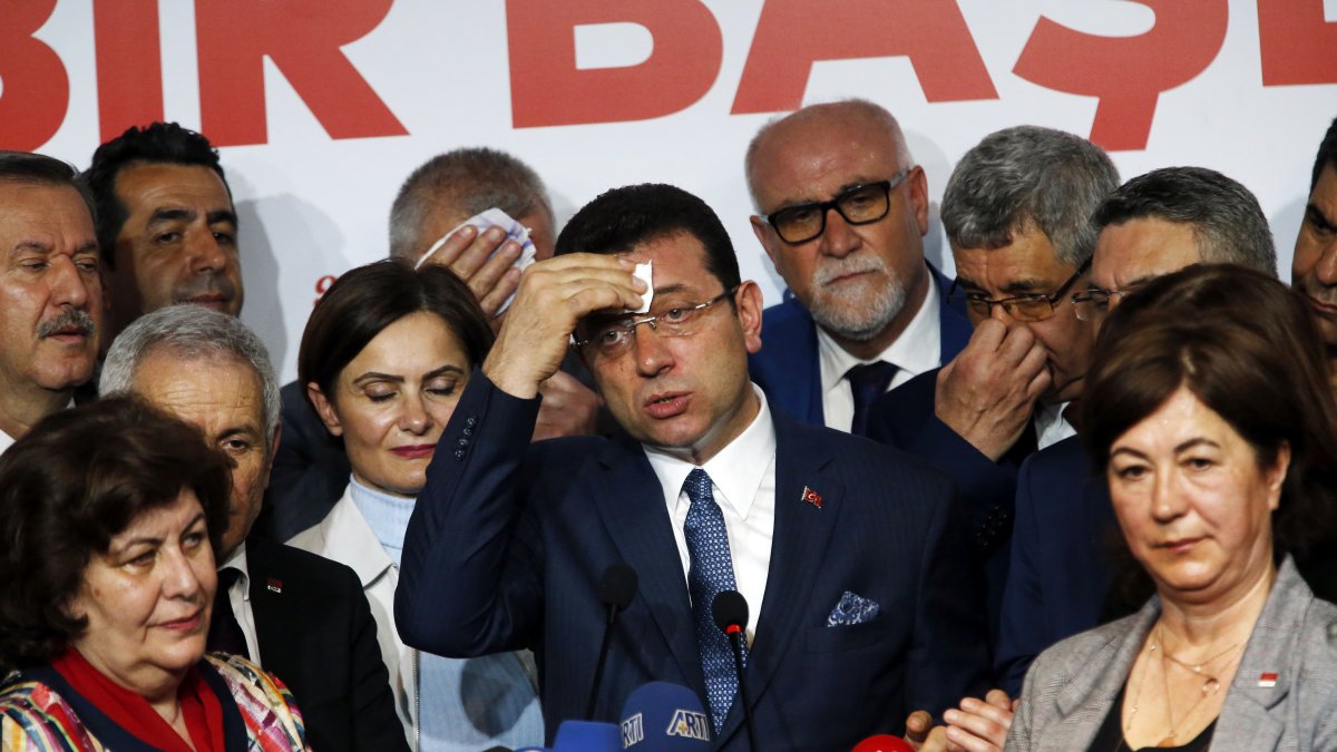 Ekrem Imamoğlu (C) takes a break as he talks to members of the media, Istanbul, Türkiye, April 9, 2019. (AP Photo)
