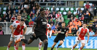 Beşiktaş&#039;s Tammy Abraham shoots from the penalty spot during the UEFA Europa Conference League third qualifying round 2nd leg tie against St Patrick’s Athletic at Tallaght Stadium, Dublin, Ireland, Aug. 7, 2025. (AA Photo)