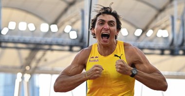 Sweden&#039;s Armand Duplantis celebrates after setting a new pole vault world record at 6,29m during the men&#039;s pole vault event of the Hungarian Athletics Grand Prix, Budapest, Hungary, Aug. 12, 2025. (AFP Photo)