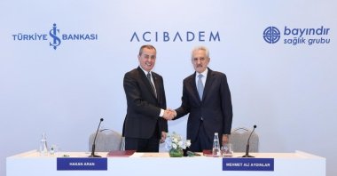 Işbank CEO Hakan Aran (L) and Acıbadem Healthcare Group Chairperson Mehmet Ali Aydınlar shake hands, Istanbul, Türkiye, Aug. 12, 2025. (DHA Photo)