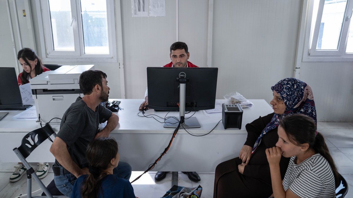 Syrian refugees are seen at the migration directorate&#039;s Arnavutköy office, Istanbul, Aug. 13, 2025 (AA Photo)