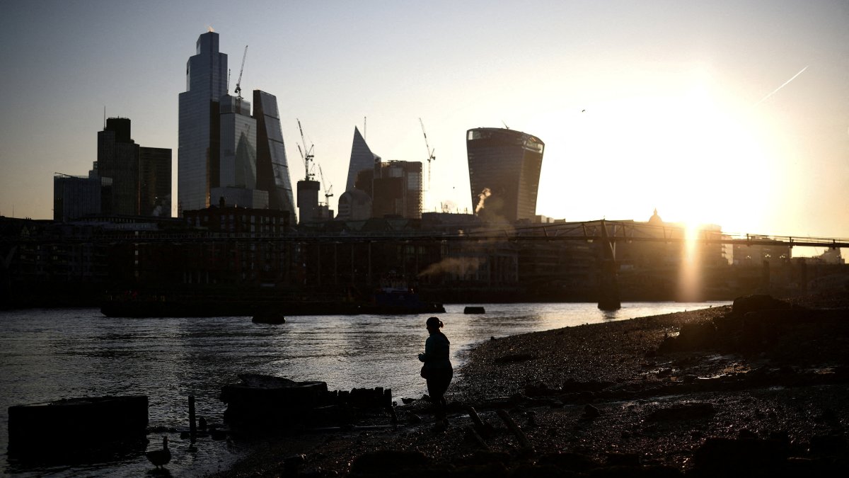 UK economy slows less than expected in Q2