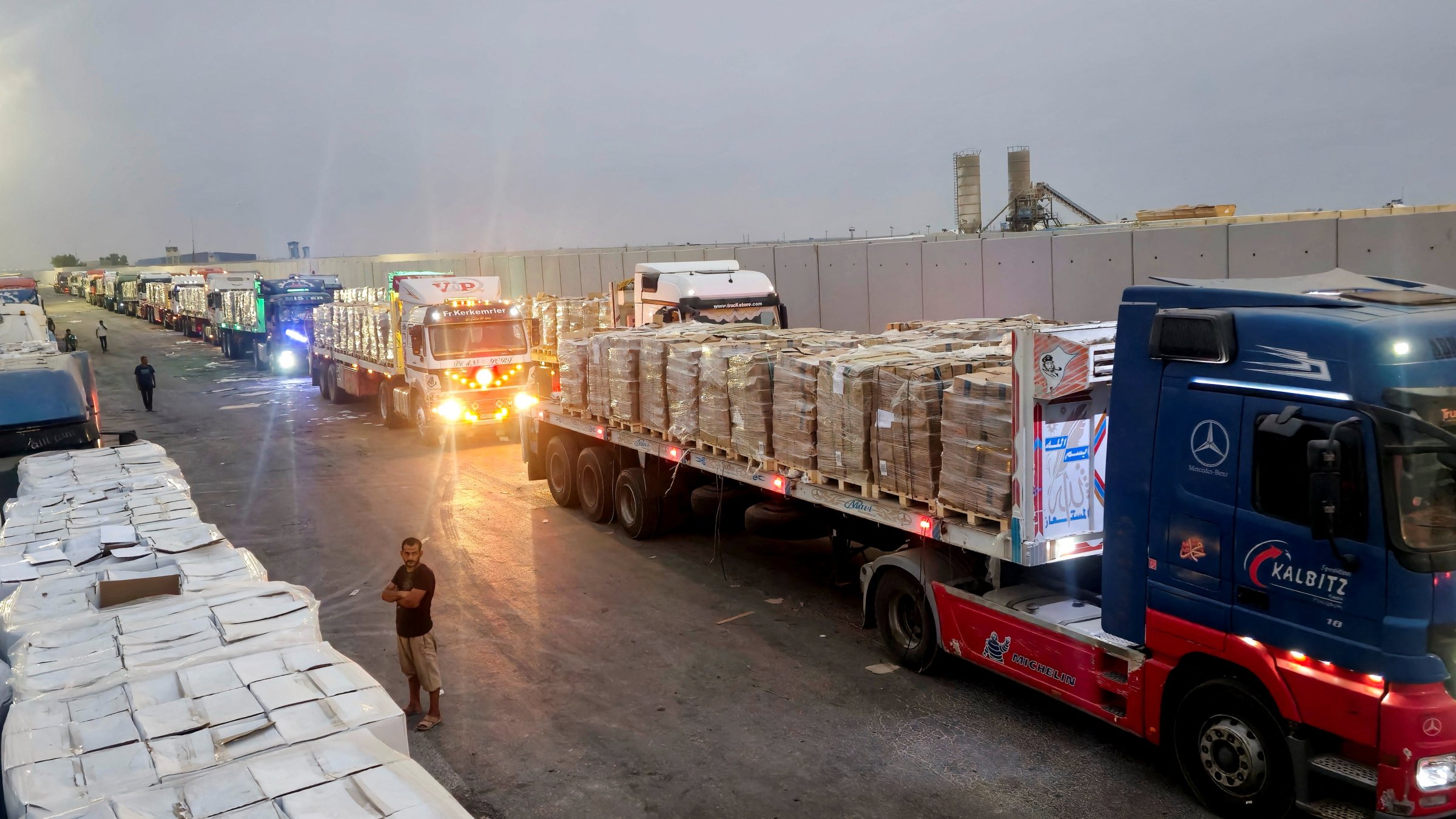 Trucks carrying humanitarian aid line up near the Rafah border crossing between Egypt and the Gaza Strip, Rafah, Egypt, Aug. 13, 2025. (Reuters Photo)