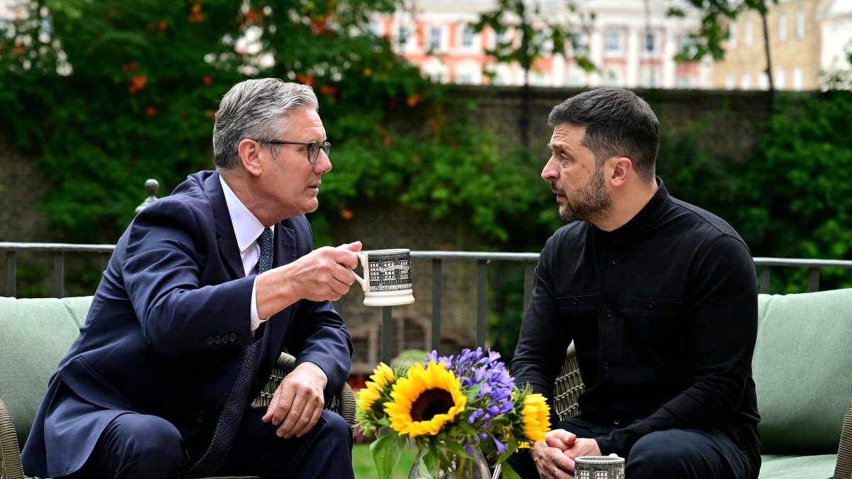 Britain&#039;s Prime Minister Keir Starmer (L) talks with Ukraine&#039;s President Volodymyr Zelenskyy in the garden of 10 Downing Street in central London, Britain, Aug. 14, 2025. (Reuters Photo)