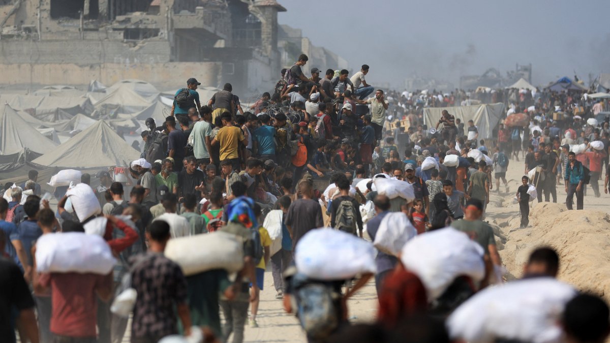 Palestinians carry aid supplies they collected from trucks that entered Gaza through Israel, in Beit Lahia, northern Gaza Strip, Aug. 10, 2025. (Reuters Photo)