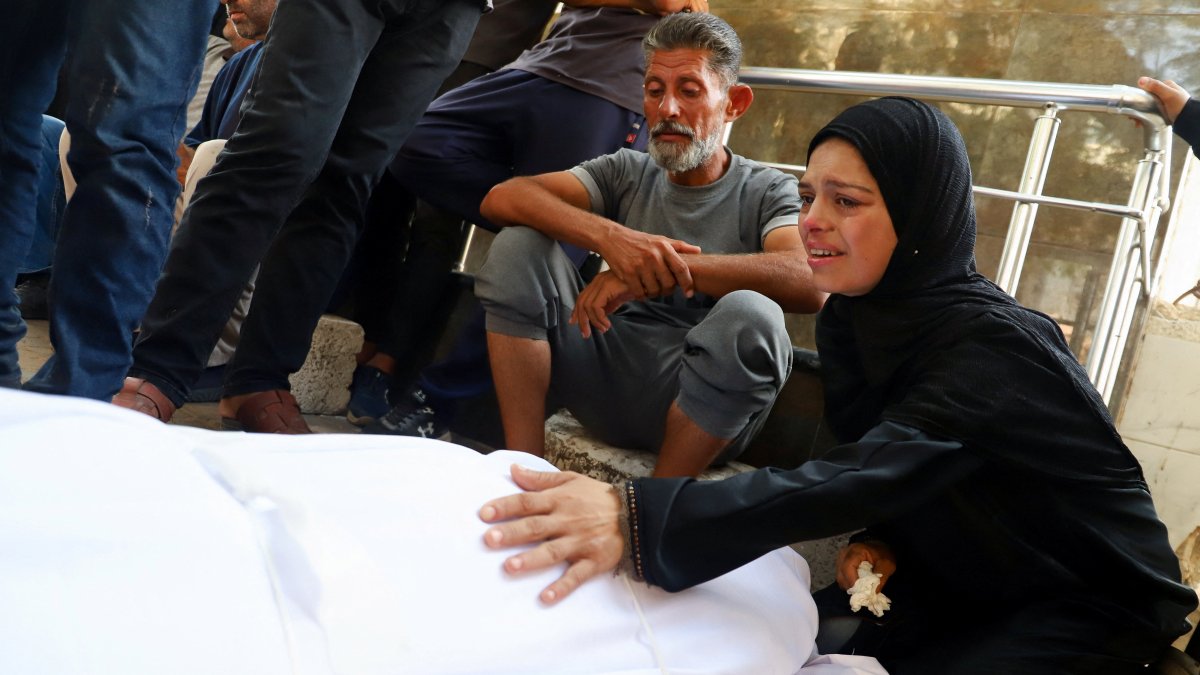 Mourners react next to a body during the funeral of Palestinians killed in Israeli fire while seeking aid at Al-Shifa Hospital, Gaza City, Palestine, Aug. 14, 2025. (Reuters Photo)