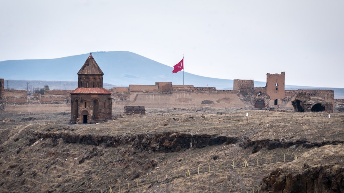 The Church of Saint Gregory stands before fortress walls and a Turkish flag near the modern border between Türkiye and Armenia, Nov. 11, 2018. (Getty Images Photo)