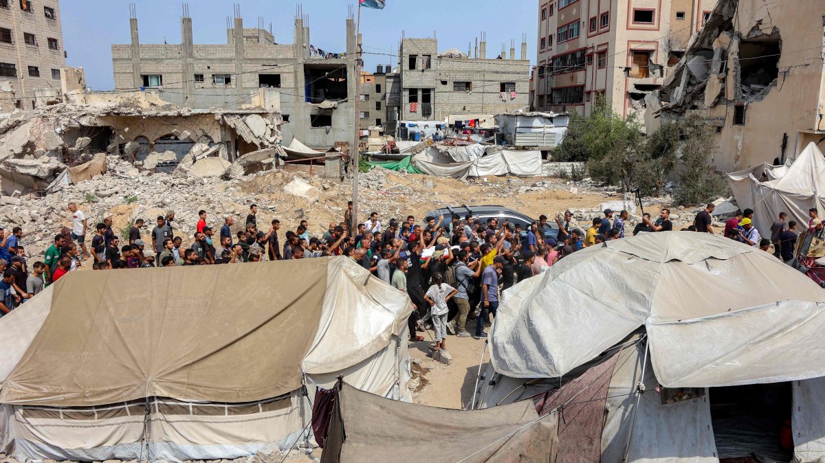 Mourners march with the bodies of the Al Jazeera journalists who were killed in an overnight Israeli strike on their tent in Gaza City, from Al-Shifa hospital to their burial at the Sheikh Radwan cemetery in Gaza City on Aug. 11, 2025. AFP Photo)