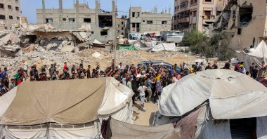 Mourners march with the bodies of the Al Jazeera journalists who were killed in an overnight Israeli strike on their tent in Gaza City, from Al-Shifa hospital to their burial at the Sheikh Radwan cemetery in Gaza City on Aug. 11, 2025. AFP Photo)
