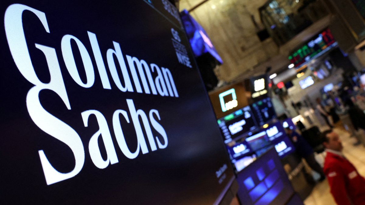 A screen displays the the company logo for Goldman Sachs on the floor at the New York Stock Exchange, New York City, U.S., May 7, 2025. (Reuters Photo)