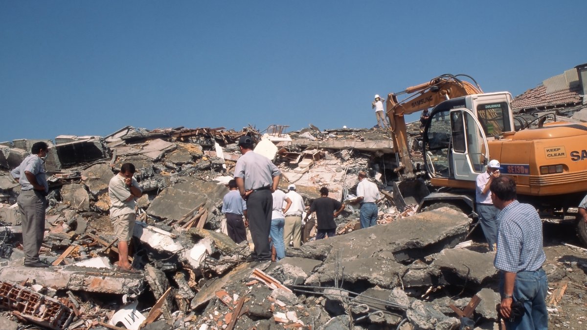 People search destroyed buildings after the 7.6 magnitude 1999 Izmit earthquake, Yalova, Türkiye. (Shutterstock Photo)