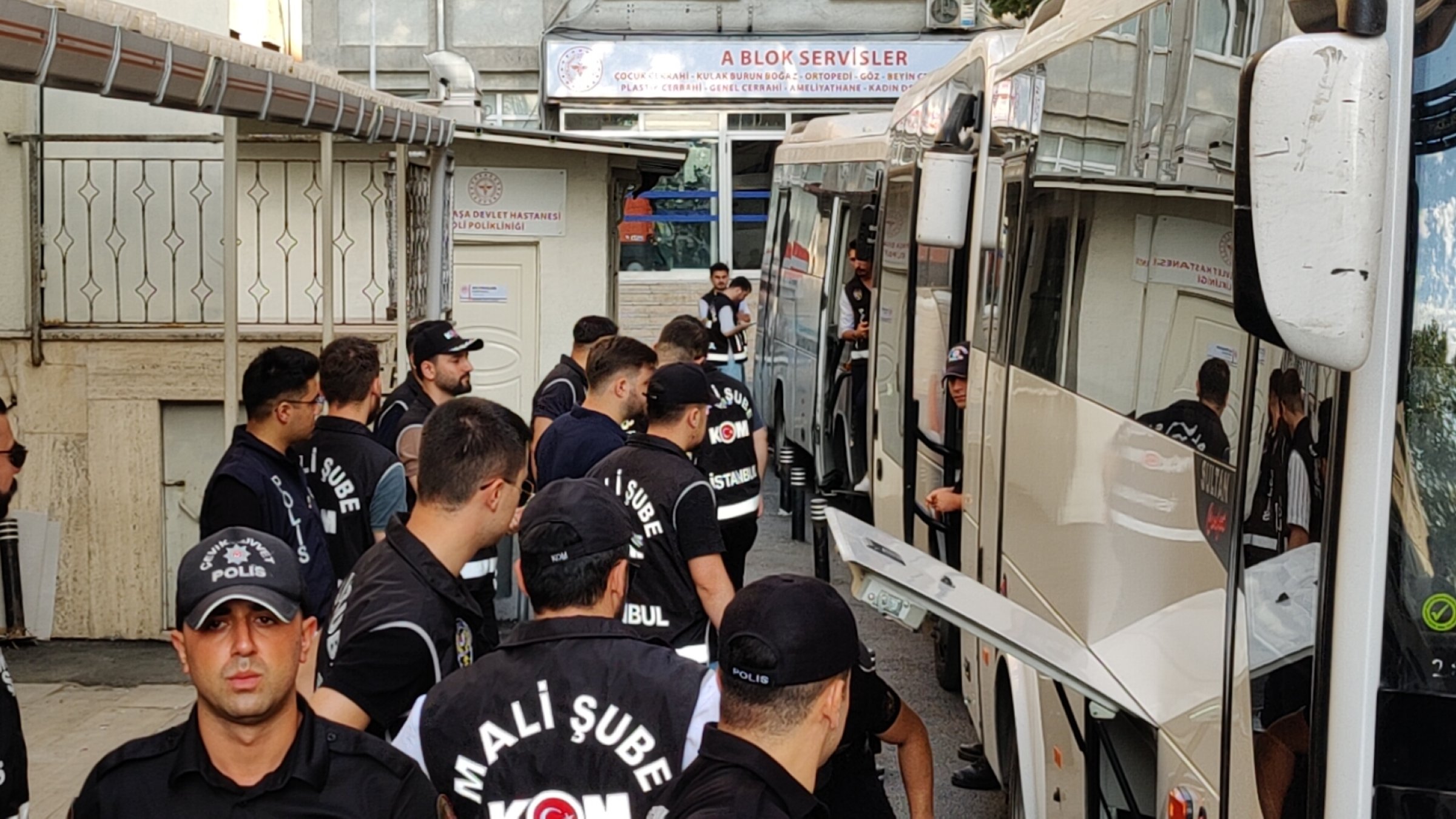 Police officers guard buses carrying suspects accused of corruption at Istanbul municipality, in Istanbul, Türkiye, Aug. 1, 2025. (DHA Photo) 