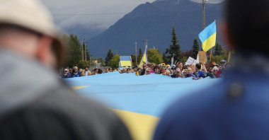 Demonstrators hold a large Ukrainian flag during a protest during Russian President Vladimir Putin&#039;s visit to Anchorage, Alaska, U.S., Aug. 15, 2025. (Reuters Photo)