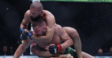 UAE&#039;s Khamzat Chimaev (L) fights South Africa&#039;s Dricus Du Plessis Murphy during UFC 319 in Chicago, Illinois, U.S., Aug 16, 2025. (Reuters Photo)