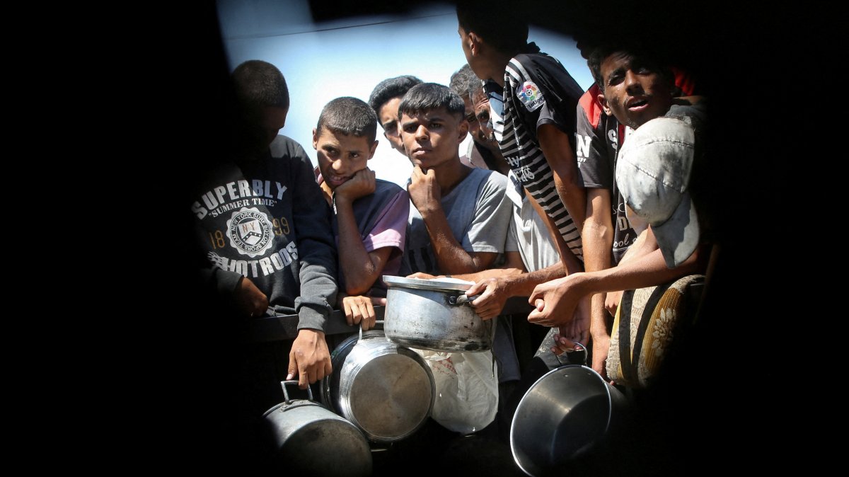 Palestinians wait to receive food from a charity kitchen amid a hunger crisis, in Khan Younis, southern Gaza Strip, Palestine, Aug. 4, 2025. (Reuters Photo)