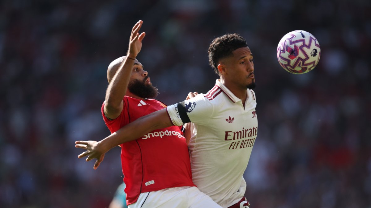 Ardent Arsenal edge Man Utd, Palace draw dampens Chelsea mood
