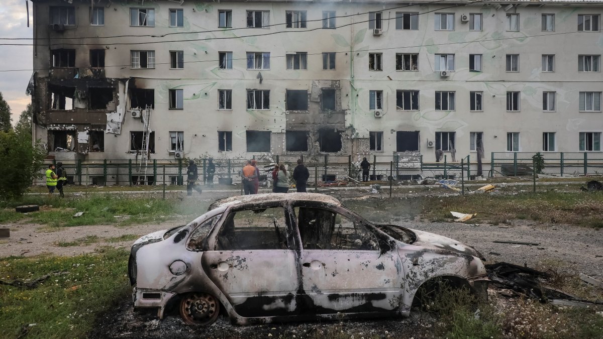A view shows the site of the apartment building hit by a Russian drone strike, Kharkiv, Ukraine, Aug. 18, 2025. (Reuters Photo)