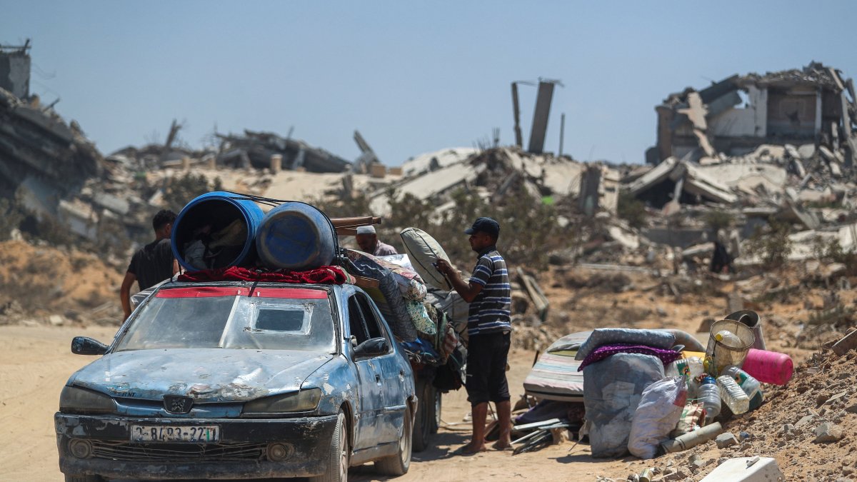 Displaced Palestinians fleeing northern Gaza load their belongings onto a car before heading south as the Israeli military prepares to relocate residents to the southern part of the enclave, in Gaza City, Aug.18, 2025. (Reuters Photo)