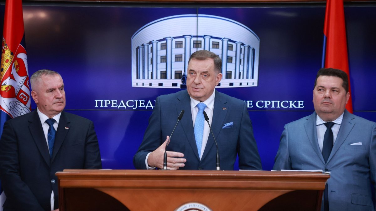 Bosnian Serb separatist leader and President of Republika Srpska Milorad Dodik (C) flanked by Prime Minister of Republika Srpska Radovan Viskovic (L) and Speaker of the parliament of Republika Srpska Nenad Stevanovic, speaks during a news conference in Banja Luka, Bosnia-Herzegovina, March 12, 2025. (AFP File Photo)