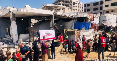 Turkish Red Crescent (Kızılay) volunteers distribute food to residents affected by the ongoing crisis in Gaza, Palestine, July 2025. (Courtesy of Kızılay)