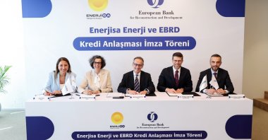 Matteo Patrone (C), the EBRD&#039;s vice president for banking, and Enerjisa Enerji CFO Philipp Ulbrich (2nd R) attend the signing ceremony, Istanbul, Türkiye, Aug. 18, 2025. (IHA Photo)