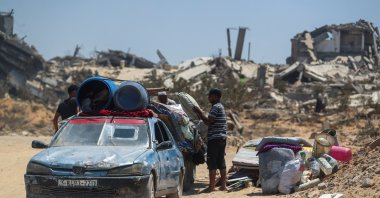 Displaced Palestinians fleeing northern Gaza load their belongings onto a car before heading south as the Israeli military prepares to relocate residents to the southern part of the enclave, in Gaza City, Aug.18, 2025. (Reuters Photo)