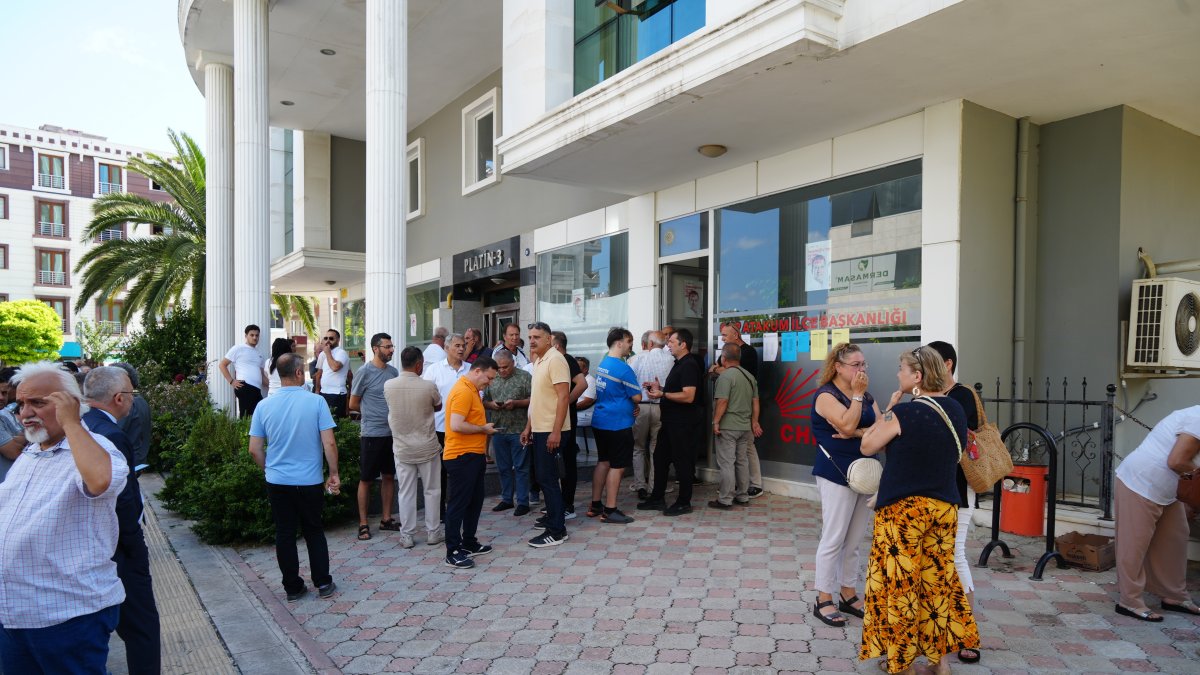 Supporters gather outside the Republican People’s Party (CHP) district office after neighborhood delegate elections descended into fistfights, in Atakum, Samsun, northern Türkiye, Aug. 16, 2025. (IHA Photo)