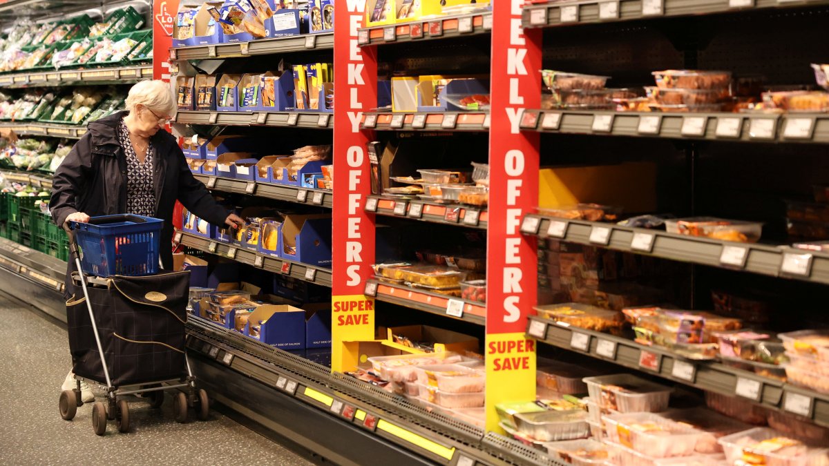 A customer shops in Aldi, London, Britain, Sept. 9, 2024. (Reuters Photo)
