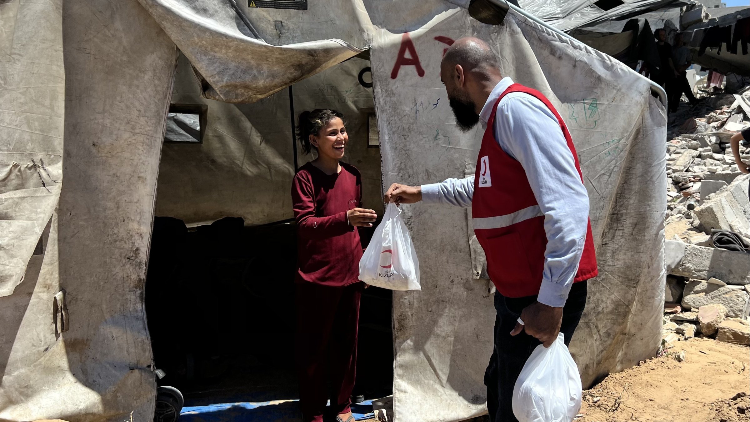 This undated photo from July 2025 shows a Turkish Red Crescent worker delivering aid in Gaza, Palestine. (Courtesy of Turkish Red Crescent) 