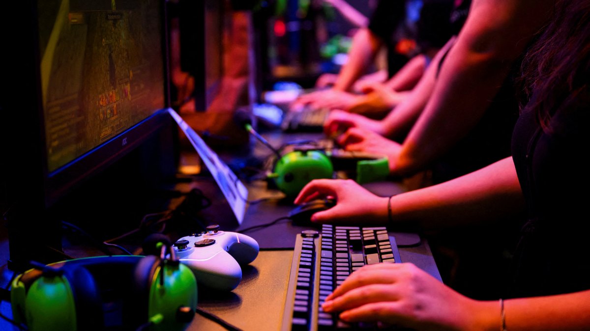 Visitors play a game during the 2024 Gamescom computer and video game industry event, Cologne, Germany, Aug. 21, 2024. (Reuters Photo)
