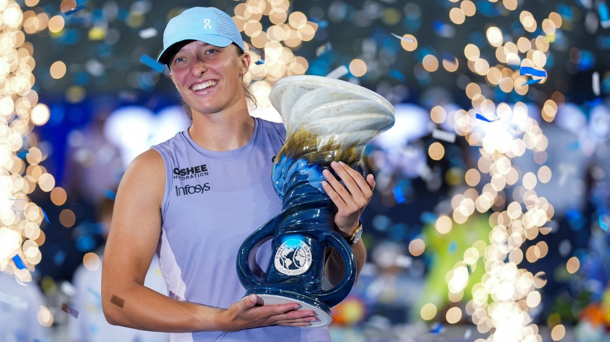 Iga Swiatek poses with the trophy after winning the Cincinnati Open final, Cincinnati, U.S., Aug. 18, 2025. (Reuters Photo)  