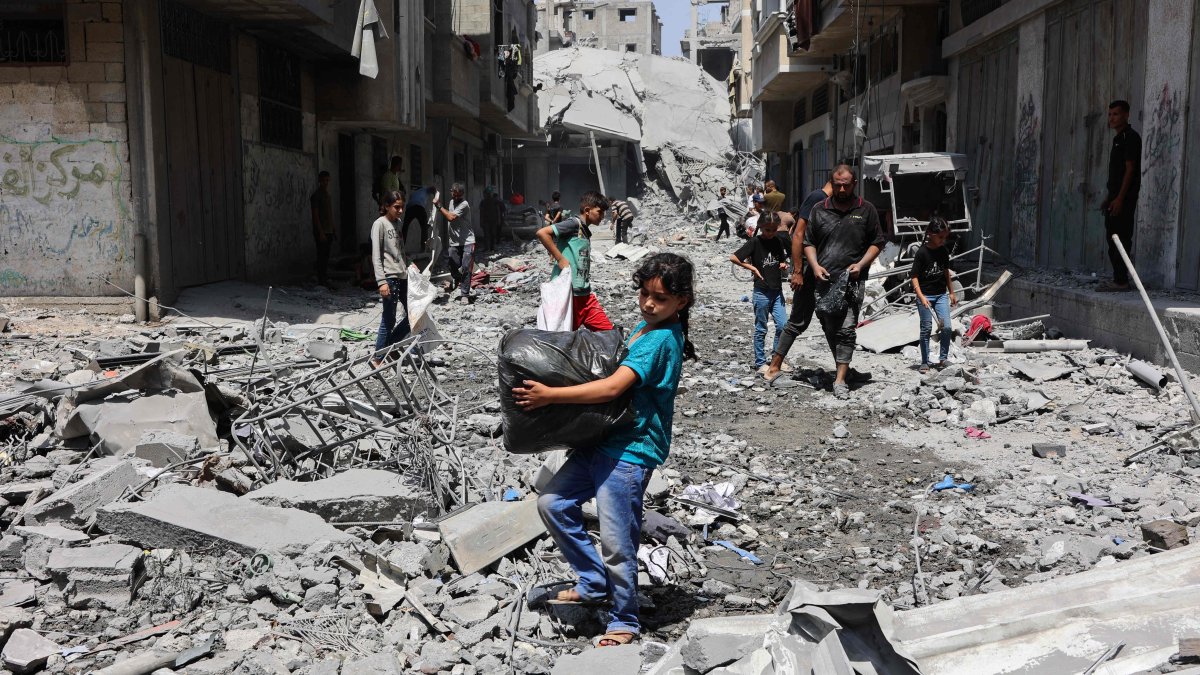 Palestinians salvage items from the rubble of homes destroyed in Israeli strikes on the southern al-Zeitoun neighborhood of Gaza City, Palestine, Aug. 19, 2025. (AFP Photo)