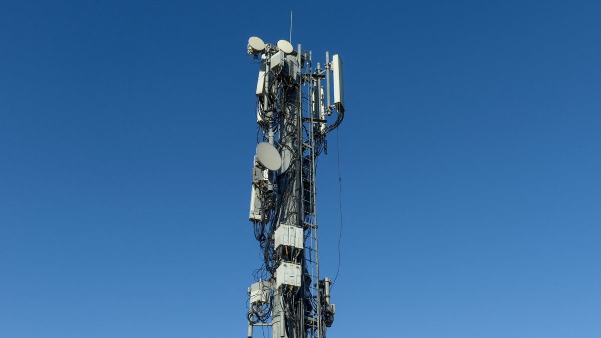 A telecommunications tower equipped with radio modules and smart antennas is pictured in Istanbul, Türkiye, July 13, 2022. (Shutterstock Photo)