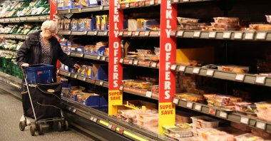 A customer shops in Aldi, London, Britain, Sept. 9, 2024. (Reuters Photo)