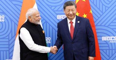 Chinese President Xi Jinping and Indian Prime Minister Narendra Modi meet in Kazan, Russia, Oct. 23, 2024. (Reuters Photo)