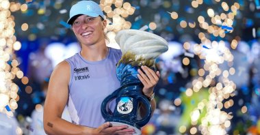 Iga Swiatek poses with the trophy after winning the Cincinnati Open final, Cincinnati, U.S., Aug. 18, 2025. (Reuters Photo)  