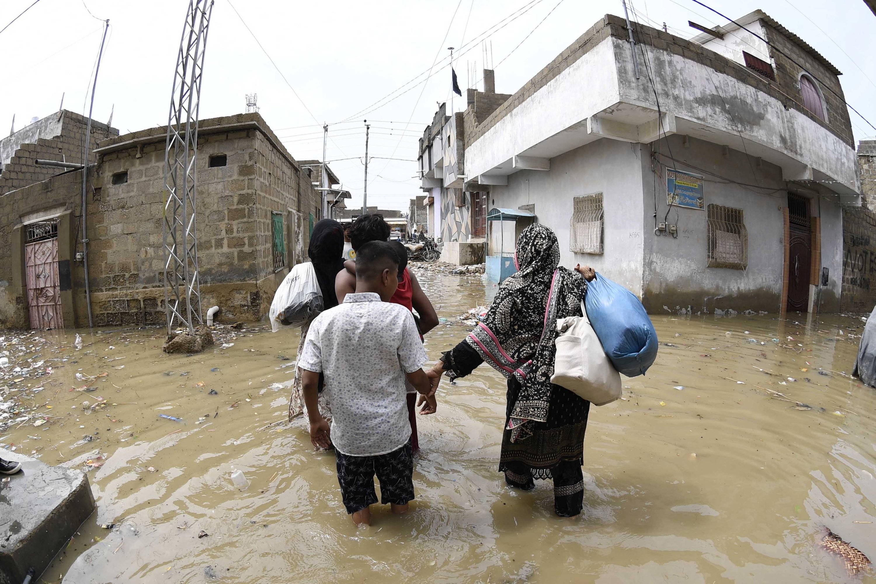 Poplave v Karačiju zahtevale več življenj, izdano opozorilo pred poplavami v Pakistanu.