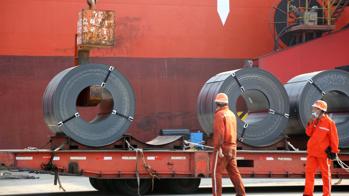 Workers load steel products for export to a cargo ship at a port in Lianyungang, Jiangsu province, China, May 27, 2020. (Reuters Photo)