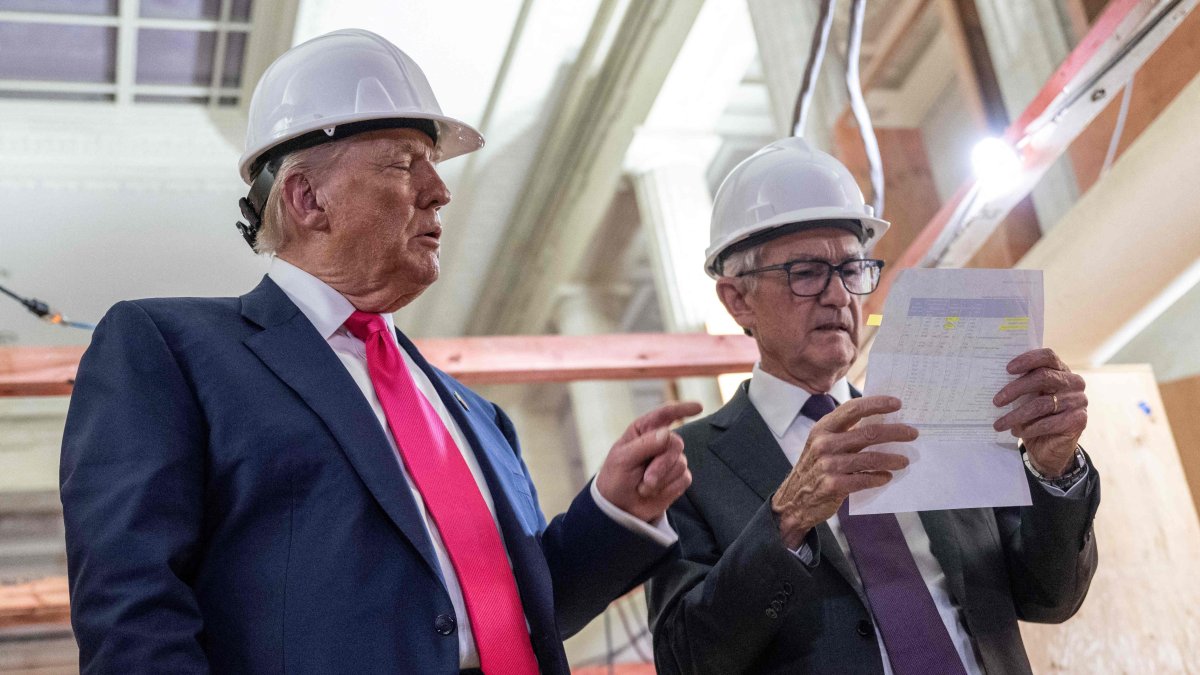 U.S. President Donald Trump points to a cost sheet as he speaks with Federal Reserve Chair Jerome Powell (R) during his visit to the Federal Reserve, Washington, U.S., July 24, 2025. (AFP Photo)