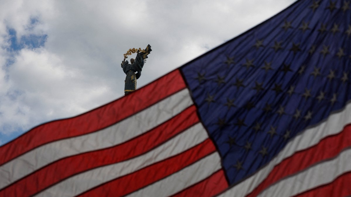 A U.S. flag flies at a makeshift memorial to fallen defenders of Ukraine, near the Independence Monument at the Independence Square in Kyiv, Ukraine, Aug. 20, 2025. (Reuters Photo)