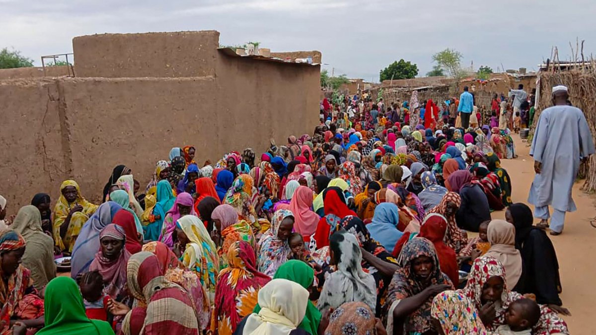 Sudanese residents gather to receive free meals in Al Fasher, a city besieged by Sudan&#039;s paramilitary Rapid Support Forces (RSF) for more than a year, in Darfur region, Aug. 11, 2025. (AFP Photo)