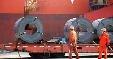 Workers load steel products for export to a cargo ship at a port in Lianyungang, Jiangsu province, China, May 27, 2020. (Reuters Photo)