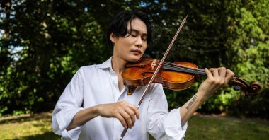 Berlin-based South Korean violinist Inmo Yang plays the &quot;Carrodus violin,&quot; Berlin, Germany, Aug. 18, 2025. (AFP Photo)