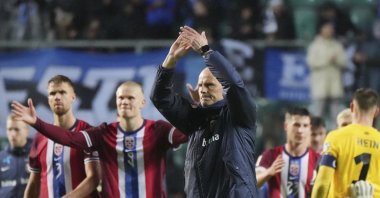 Norway head coach Stale Solbakken applauds the fans at the end of the World Cup 2026 group I qualifying soccer match between Estonia and Norway, at the Lillekula Stadium in Tallinn, Monday, June 9, 2025. (AP File Photo)