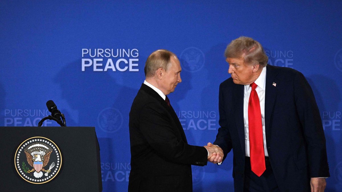 U.S. President Donald Trump (R) and Russian President Vladimir Putin shake hands at the end of a joint news conference after participating in a U.S.-Russia summit on Ukraine at Joint Base Elmendorf-Richardson, Anchorage, Alaska, U.S., Aug. 15, 2025. (AFP Photo)
