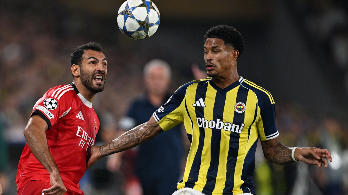 Benfica’s Vangelis Pavlidis (L) fights for the ball with Fenerbahçe’s Jayden Oosterwolde during their UEFA Champions League play off first leg football match in Istanbul, Türkiye, Aug. 20, 2025. (AFP Photo)