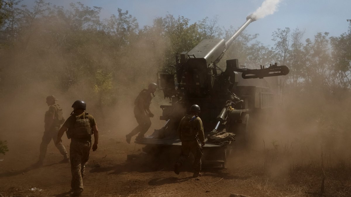 Service members of the 44th Separate Artillery Brigade of the Ukrainian Armed Forces fire a 2S22 Bohdana self-propelled howitzer towards Russian troops near a front line, amid Russia&#039;s attack on Ukraine, in Zaporizhzhia region, Ukraine, August 20, 2025. (REUTERS Photo)