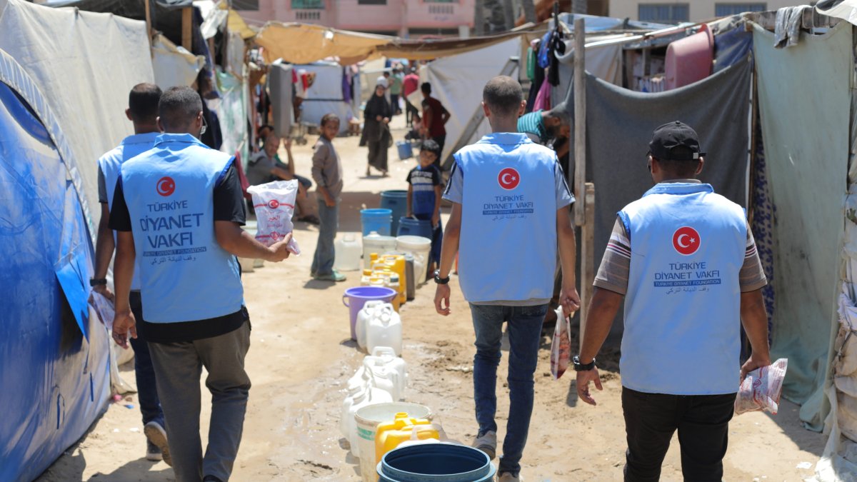 A Türkiye Diyanet Foundation (TDV) team distributes food, water and essential supplies to families, Gaza, Palestine, Aug. 21, 2025. (AA Photo)