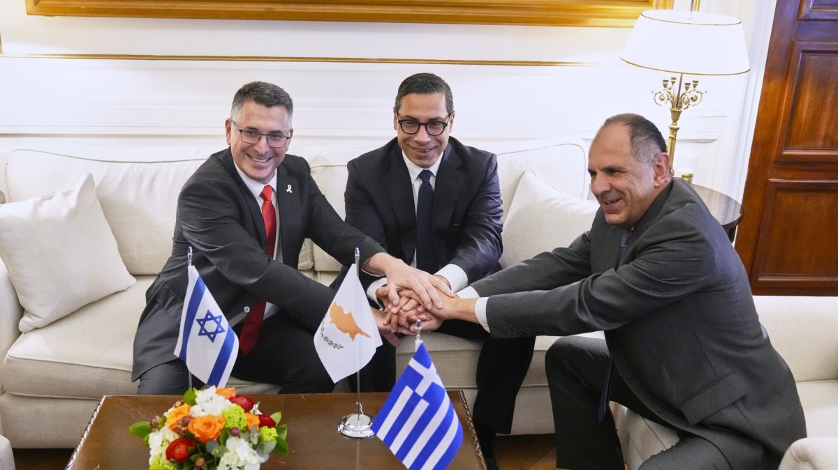 (L to R) Israel&#039;s Foreign Minister Gideon Sa&#039;ar, Greek Cypriot Foreign Minister Constantinos Kombos and Greek Foreign Minister Giorgos Gerapetritis shake hands during a trilateral meeting on energy cooperation, Athens, Greece, March 13, 2025. (AP Photo)